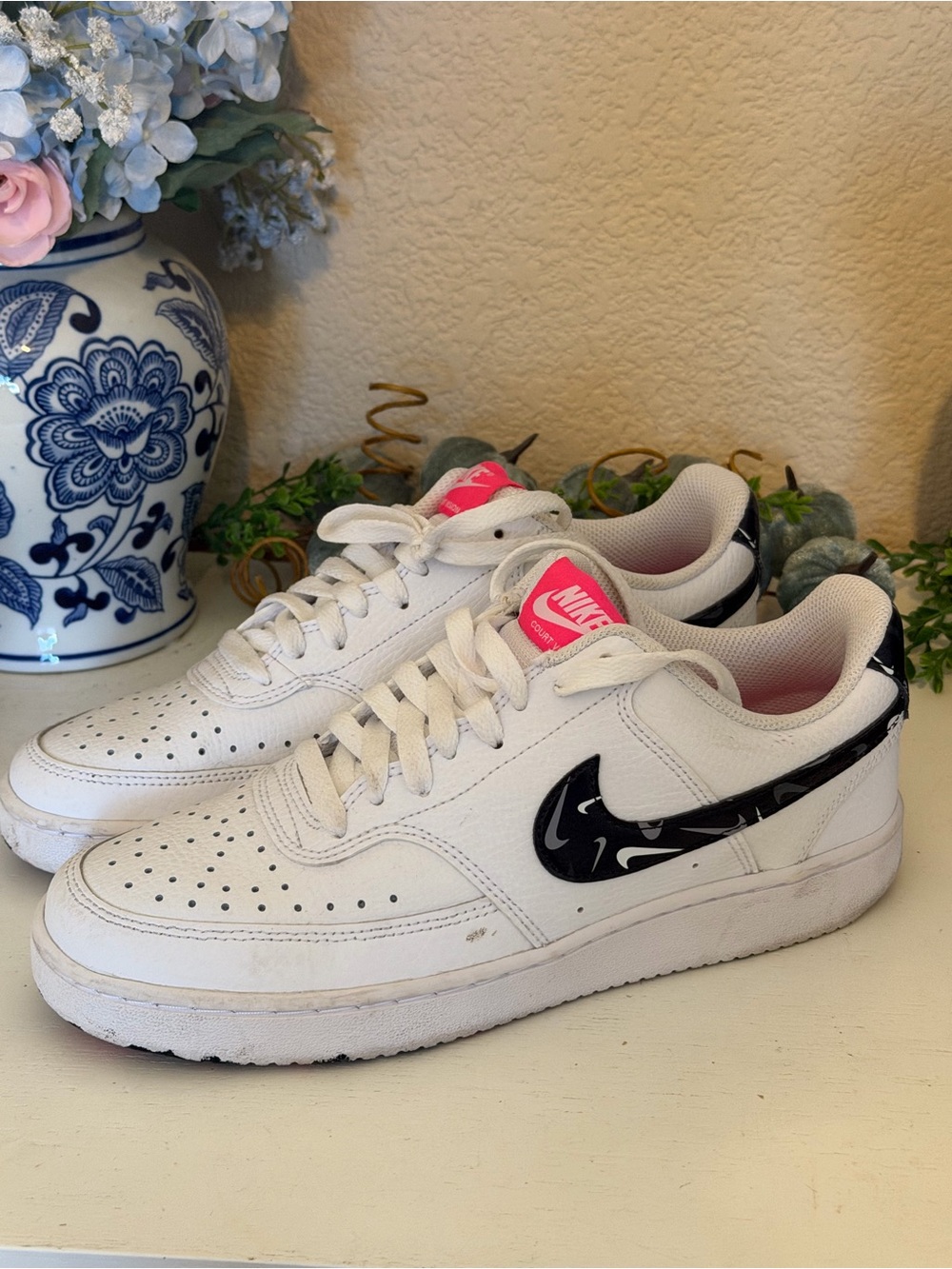 Womens Nike White Low-Top Sneakers w/Black Patterned Swoosh Pink Tongue Size 9